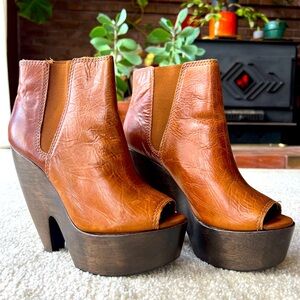 TOPSHOP 5.5" Platform Peeptoe Leather Bootie Heels. Size 9.5, Brown.